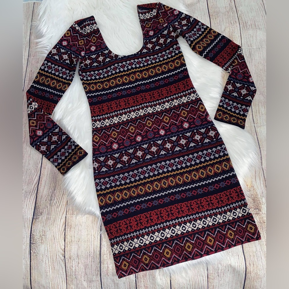 Forever21 size small 
Patterned Long Sleeve Dress